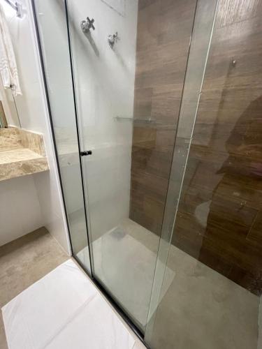 y baño con ducha y puerta de cristal. en MIX APART Hotel, en Brasilia