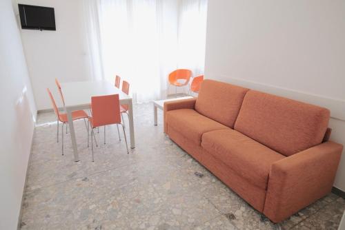 uma sala de estar com um sofá e uma mesa em Vistamare Apartments em Jesolo
