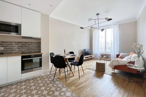 eine Küche und ein Wohnzimmer mit einem Tisch und Stühlen in der Unterkunft Mytripinparis - Fully renovated 2 bedrooms in Neuilly-sur-Seine