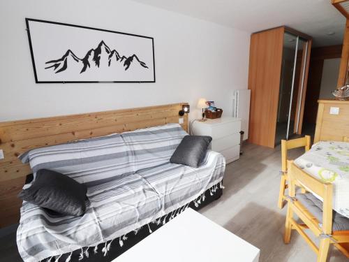 une chambre avec un lit dans une pièce dans l'établissement Appartement cosy à Tignes Le Lavachet - Proche pistes, balcon, WIFI, casier à ski - FR-1-502-513, à Tignes