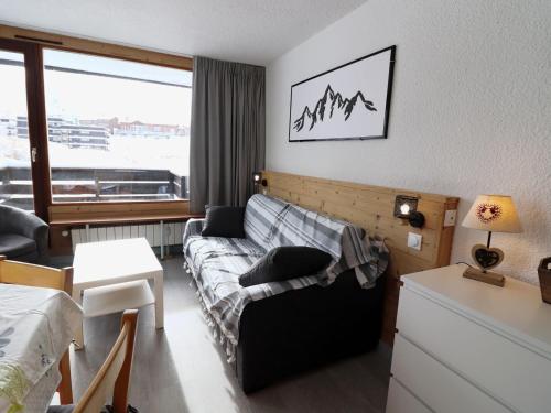 un salon avec un canapé et une table dans l'établissement Appartement cosy à Tignes Le Lavachet - Proche pistes, balcon, WIFI, casier à ski - FR-1-502-513, à Tignes