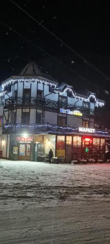 un edificio con luces encendidas por la noche en Viktan Hotel en Bukovel