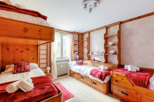 una camera da letto con due letti singoli e una finestra di Lo Chalet nel cuore di Courmayeur a Courmayeur