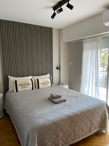 a bedroom with a large bed and a window at Departamento Fabuloso 3 in Rosario