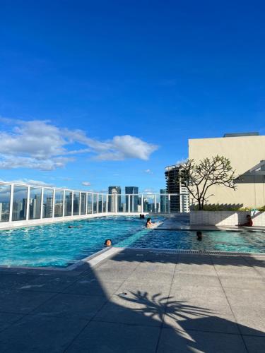 uma grande piscina no topo de um edifício em Kazoku 2BR Family Condo at Shaw em Manila