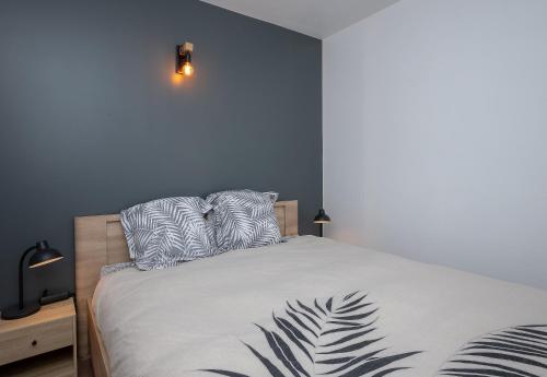 Le MassotにあるChalet les Irisの青い壁のベッドルーム1室
