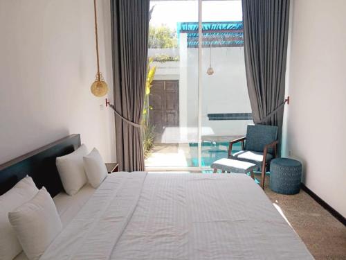 Łóżko lub łóżka w pokoju w obiekcie Private Pool Cabanas AC - Angam Villas Hikkaduwa