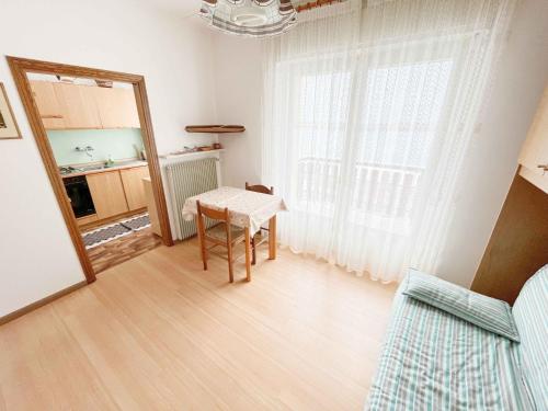 ein Wohnzimmer mit einem Tisch und einem Fenster in der Unterkunft Appartamento Bresimo in Bresimo