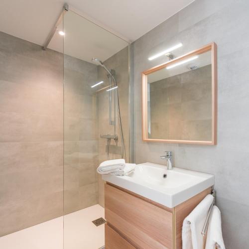 une salle de bain avec un lavabo et une douche dans l'établissement Studios de la Nuée Bleue, à Strasbourg