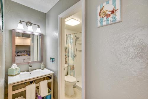 La salle de bains est pourvue d'un lavabo et de toilettes. dans l'établissement Breezy Daytona Beach Studio with Balcony and Views!, à Daytona Beach