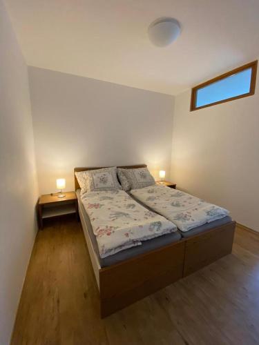 um quarto com uma cama com dois candeeiros em duas mesas em Lipno Klidné centrum em Lipno nad Vltavou