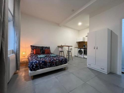 un salon avec un lit et une cuisine dans l'établissement Le nid de Montereau - 350 m hôpital, à Montereau-faut-Yonne