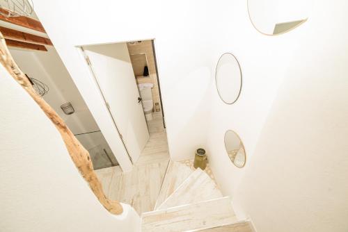 貝尼塔切利的住宿－Mirasol，楼梯通往带镜子的浴室
