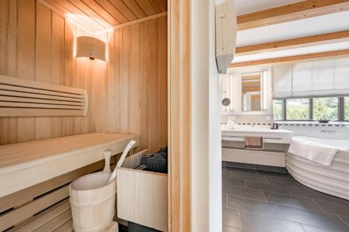 ein Badezimmer mit einer Badewanne und einem Waschbecken in der Unterkunft Inntaler Hof in Seefeld in Tirol