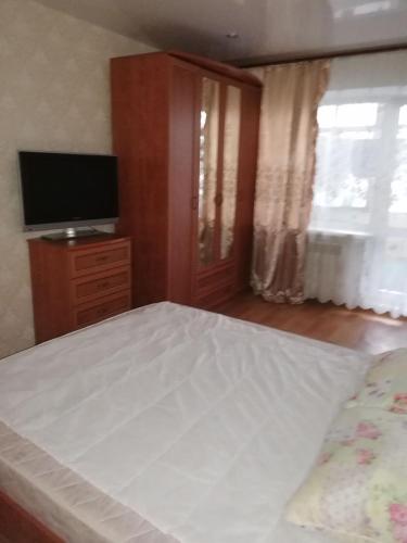 1 dormitorio con 1 cama y TV de pantalla plana en VIP apart 525 Kandelaki Go, en Tiflis