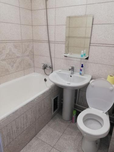 y baño con lavabo, aseo y bañera. en VIP apart 525 Kandelaki Go, en Tiflis