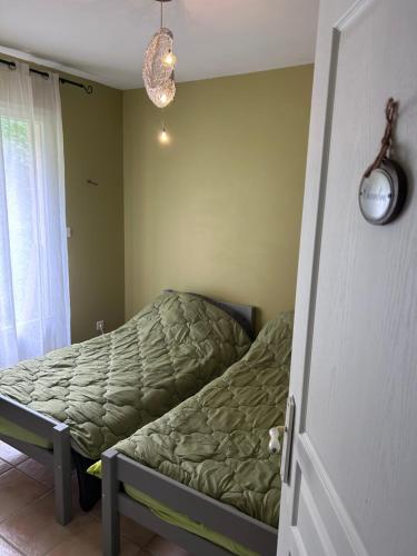 - une chambre avec un lit dans une pièce dotée d'une fenêtre dans l'établissement Maison de vacances vue mer, à Calcatoggio