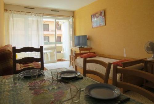 un salon avec une table à manger et une chambre dans l'établissement Grand Studio accès direct plage - 4CALYP1/4 Large Flat close by sea, à Canet