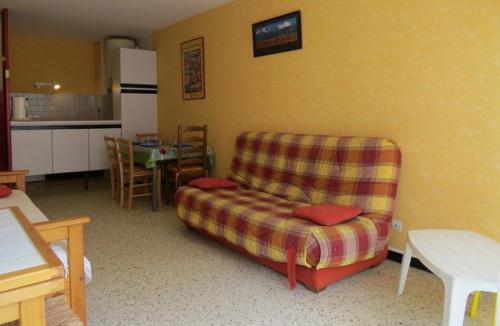 un salon avec un canapé et une cuisine dans l'établissement Grand Studio accès direct plage - 4CALYP1/4 Large Flat close by sea, à Canet