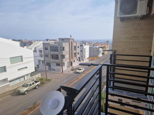 balcón con vistas a una calle de la ciudad en SUITES-HOME, CIDADELA, en Praia