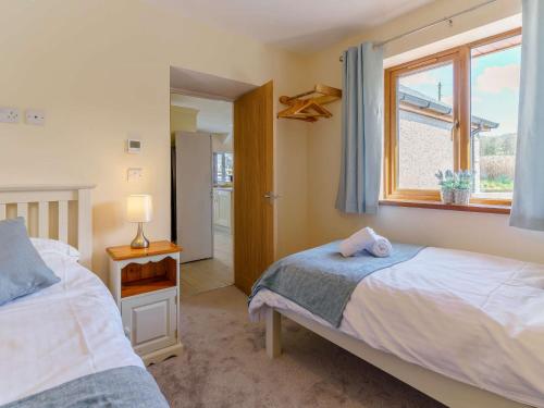 1 dormitorio con cama y ventana en 3 Bed in Lampeter 86506, en Cellan
