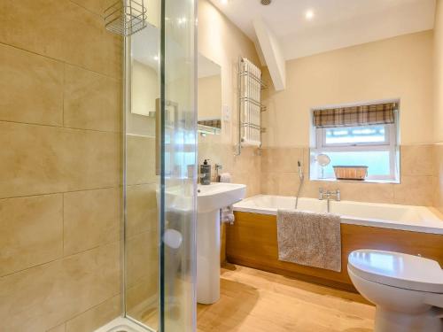 y baño con ducha, lavabo y aseo. en 4 Bed in Ullswater 88023, en Dockray