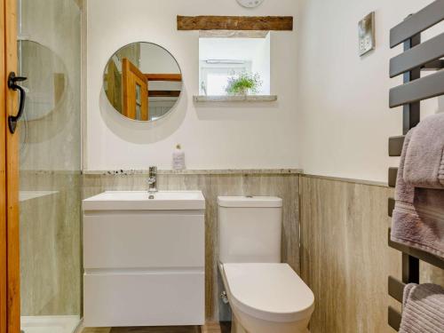 y baño con aseo, lavabo y espejo. en 1 Bed in Marazion 88008, en Ludgvan