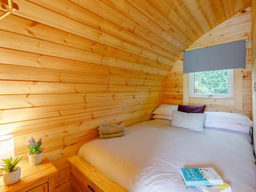 a bed in a log cabin with a window at 1 Bed in Llandrindod Wells 88204 in Llandegley