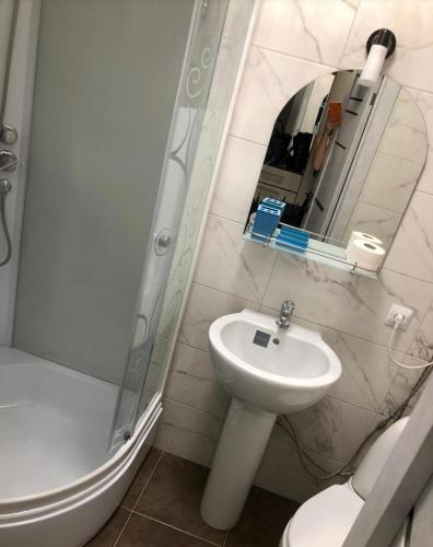 ein Bad mit einem WC, einem Waschbecken und einer Dusche in der Unterkunft VIP apart 525 in Tbilisi City