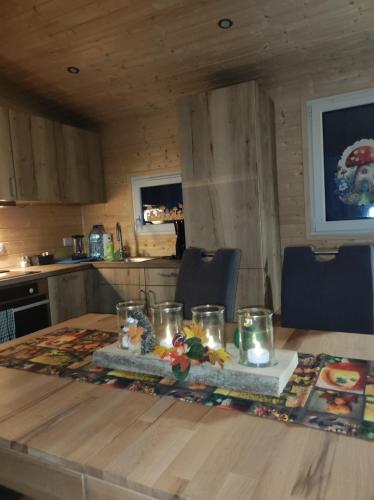 Una mesa en una cocina con luces encendidas. en Unser Großer - Tiny House, en Mayrhof