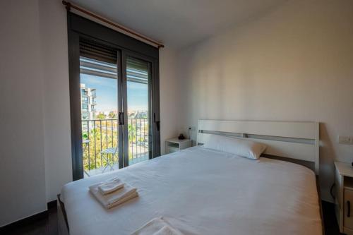 Lova arba lovos apgyvendinimo įstaigoje Chic City Haven: Modern Apartment in Castellón