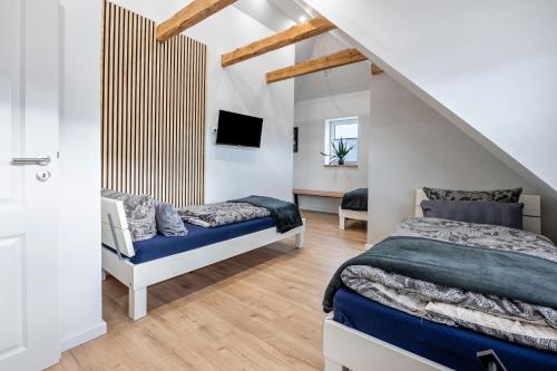 een slaapkamer met 2 bedden en een trap bij Casa Caso - Apartment 6 in Achim