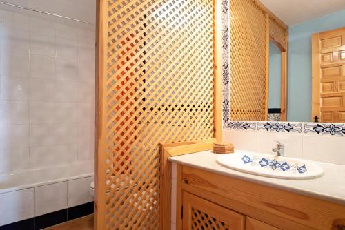 un baño con lavabo y espejo en Apartamento Atlanterra Sol, en Zahara de los Atunes