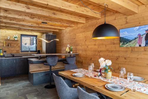 a dining room with a table and a kitchen at Chalet Aus Holz in Garmisch-Partenkirchen