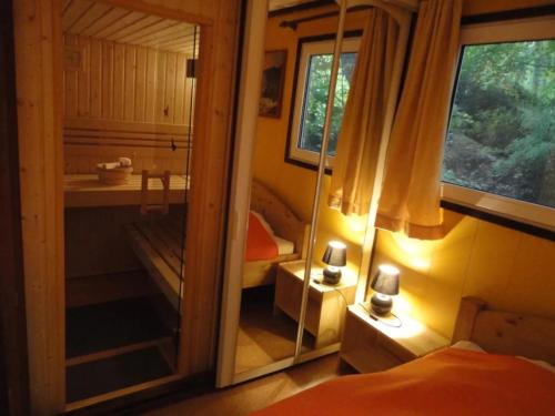 een slaapkamer met een spiegel, een bed en een wastafel bij Piraten Nest in Schortens