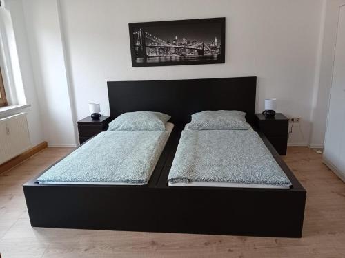 Postel nebo postele na pokoji v ubytování Zentral und ruhig in Auerbach