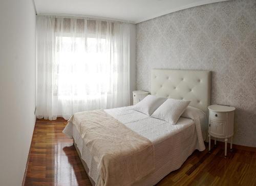 ア・コルーニャにあるSakura Homes Torre de Hércules 4 plazasの大きなベッドと窓のある寝室