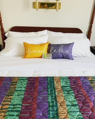een bed met een kleurrijke quilt bij Oakland Express Mote in Oakland