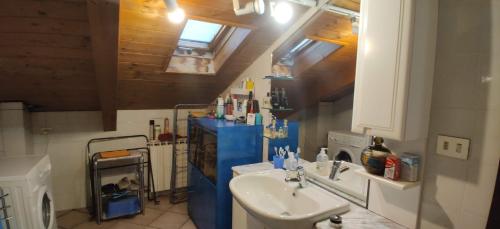 ein kleines Bad mit einem Waschbecken und einem Waschbecken in der Unterkunft La Liguria tra gli Ulivi 2 in Varraze