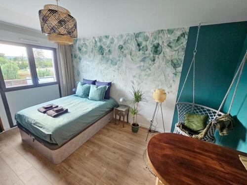 - une chambre avec un lit et une balançoire dans l'établissement Douce Provence au calme face à la piscine 104, à Éguilles