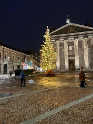 a christmas tree in front of a building at In centro da Ale in Seregno