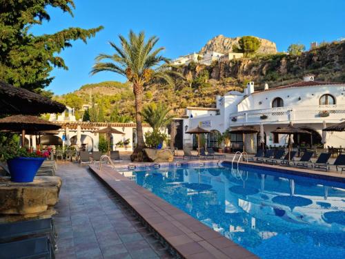 uma piscina num hotel com uma montanha ao fundo em Sunsea Village 3d em Calpe