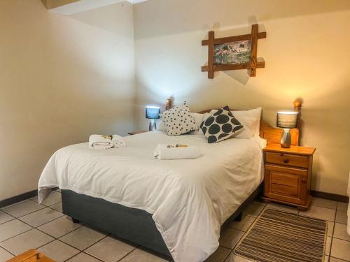a bedroom with a bed with towels on it at Leribisi Lodge in Tierpoort