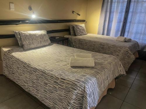 מיטה או מיטות בחדר ב-Leribisi Lodge