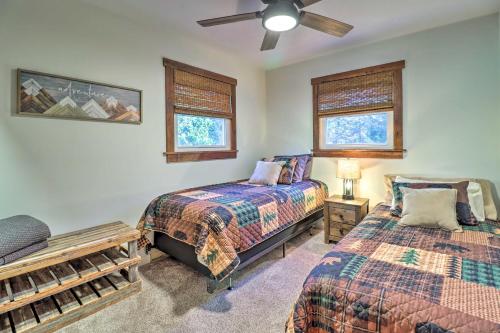 una camera con 2 letti e un ventilatore a soffitto di Albrightsville Retreat with Private Hot Tub! a Albrightsville