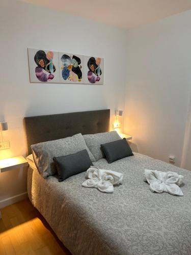 1 dormitorio con 1 cama con 2 toallas en Apartamento Los Lances, en Ronda