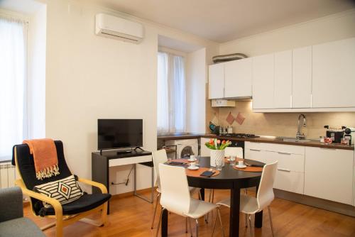 eine Küche mit einem Tisch und Stühlen im Zimmer in der Unterkunft Piazza Testaccio Home appartamento E 2 Accogliente e Silenzioso in Rom