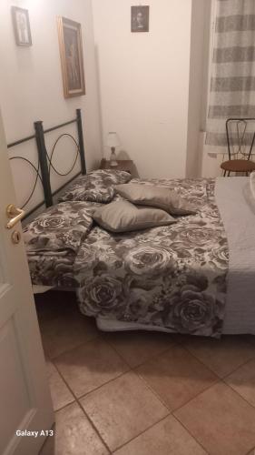 una camera da letto con un grande letto con una coperta di Casa Caterina Setri Levante a Sestri Levante