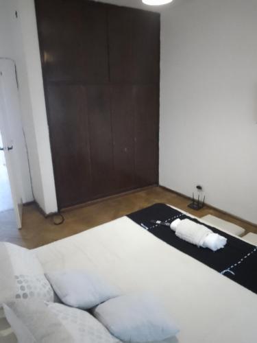 1 dormitorio con 1 cama blanca grande en una habitación en El gallego en Concepción del Uruguay