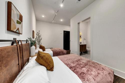 a bedroom with two beds and a bathroom at Loft Style Spacious Lux Apt 102, Sleeps 6 in Atlanta